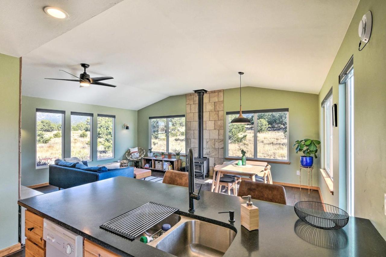 Cozy Remote Retreat • Mountain Views • Stargazing Villa Crestone Exterior photo
