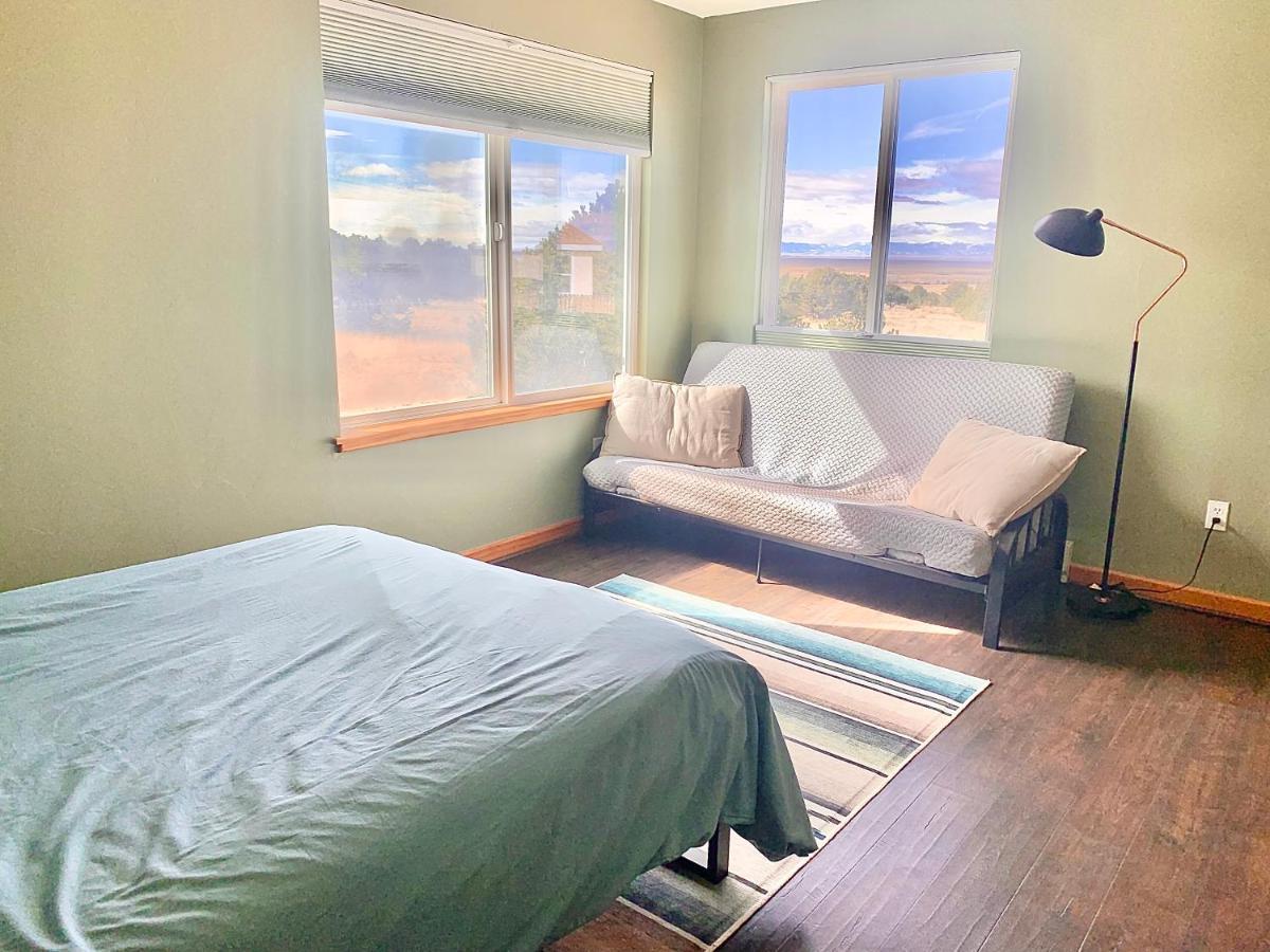 Cozy Remote Retreat • Mountain Views • Stargazing Villa Crestone Exterior photo